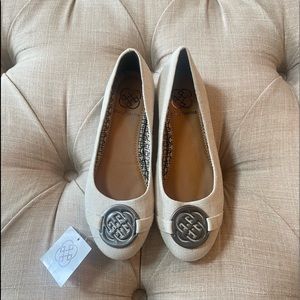 Daisy Fuentes Beige Flats